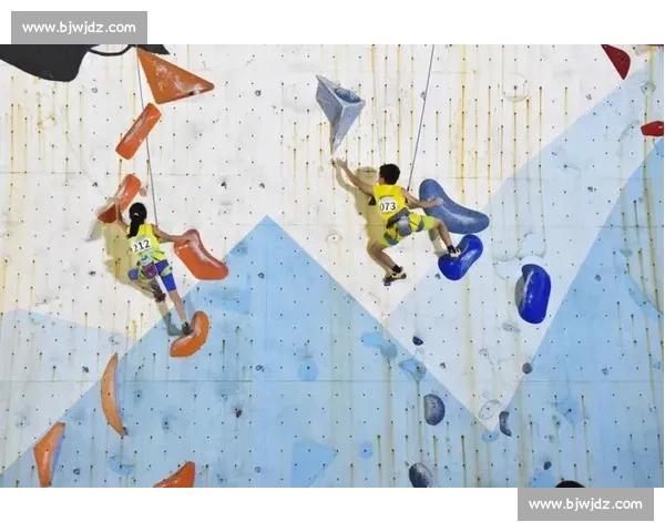 粤攀岩锦标赛深圳开赛 高手岩壁竞速